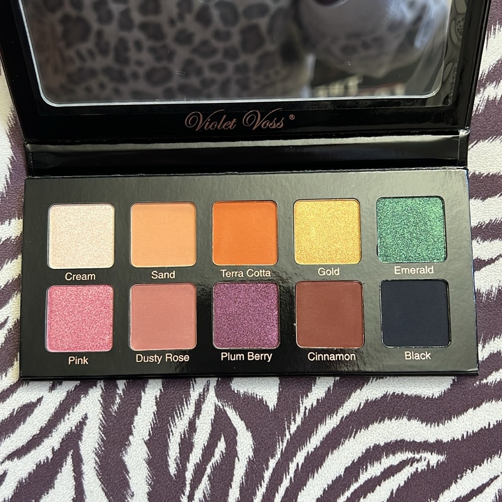 Violet Voss Essentials - Picture 2 of 2